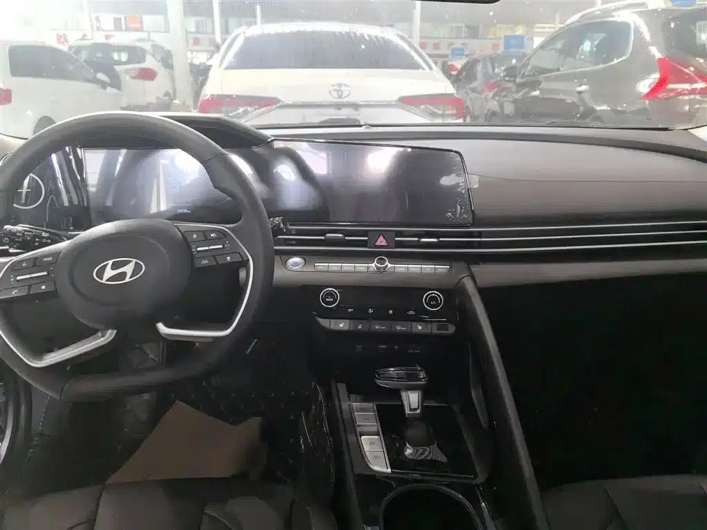 Hyundai Elantra 2023 1.5L CVT LUX Premium Edition — миниатюра 6