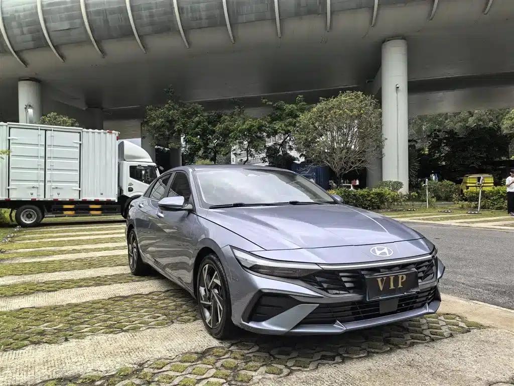 Hyundai Elantra 2023 1.5L CVT LUX Premium Edition — миниатюра 8