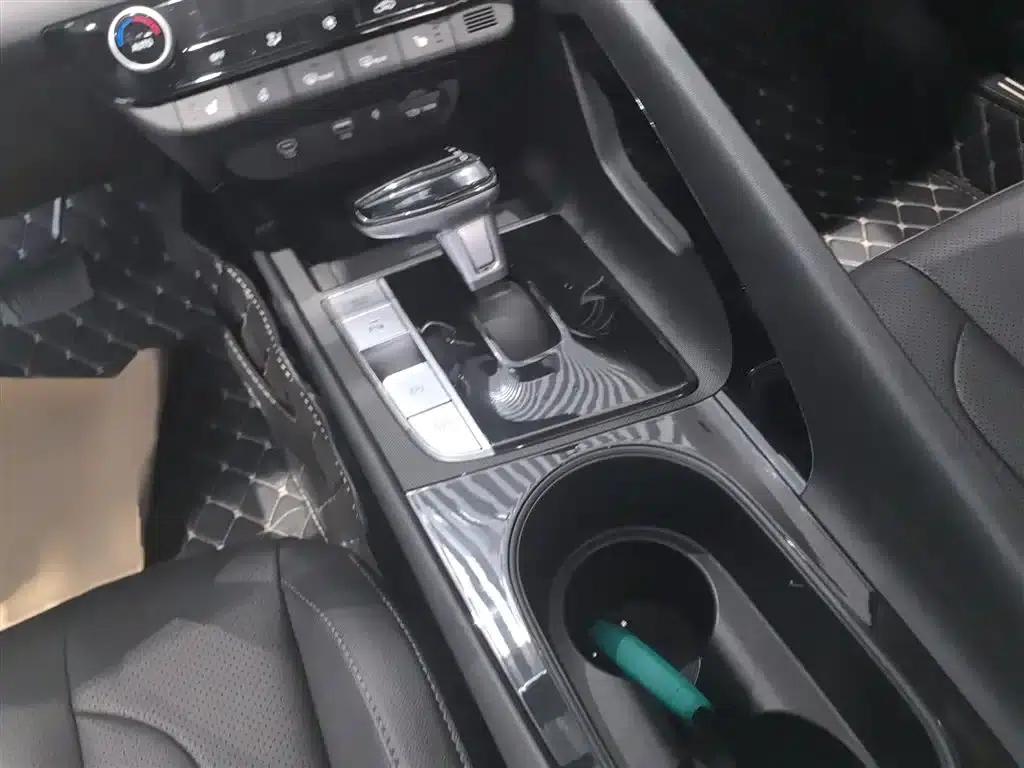 Hyundai Elantra 2023 1.5L CVT LUX Premium Edition — миниатюра 9