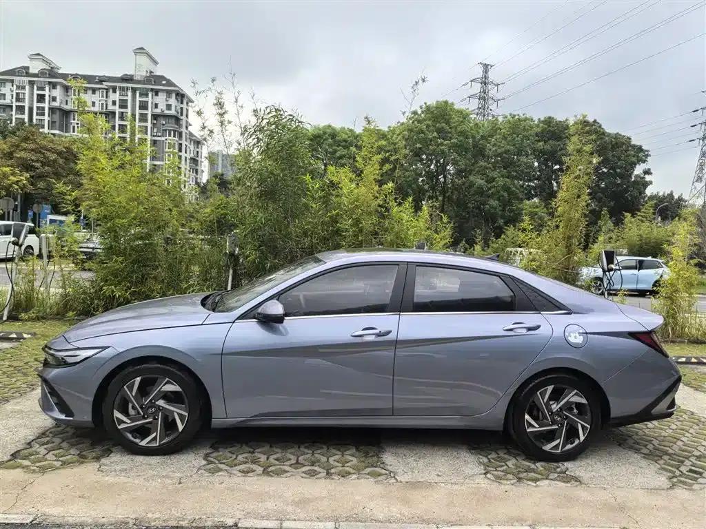 Hyundai Elantra 2023 1.5L CVT LUX Premium Edition — миниатюра 10