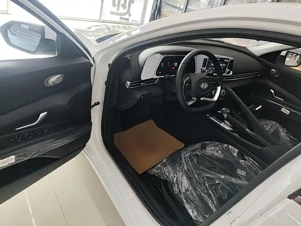Hyundai Elantra 2023 1.5L CVT GLX Elite Edition — миниатюра 16