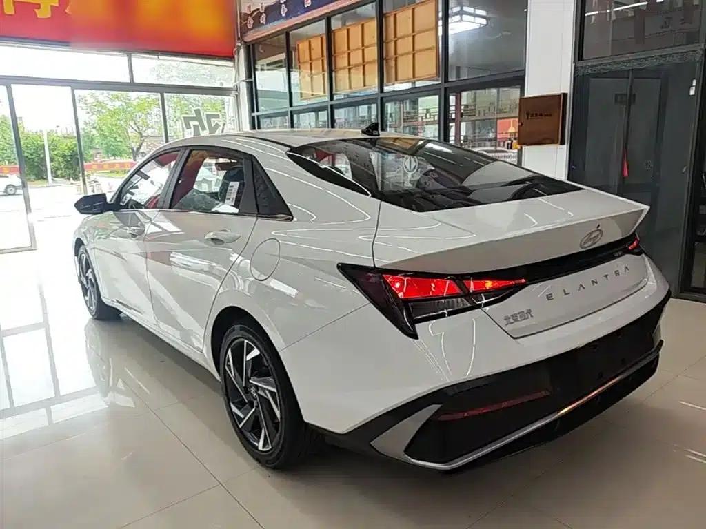 Hyundai Elantra 2023 1.5L CVT GLX Elite Edition — миниатюра 5