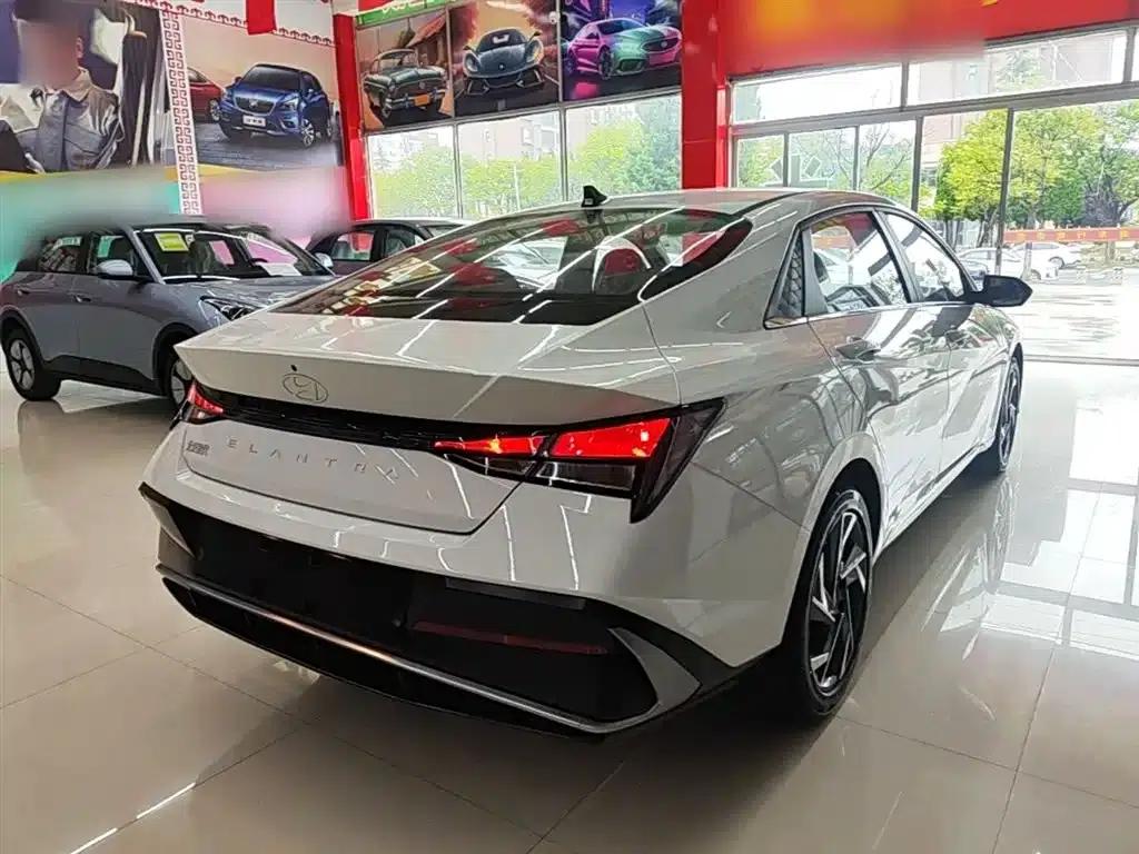 Hyundai Elantra 2023 1.5L CVT GLX Elite Edition — миниатюра 7