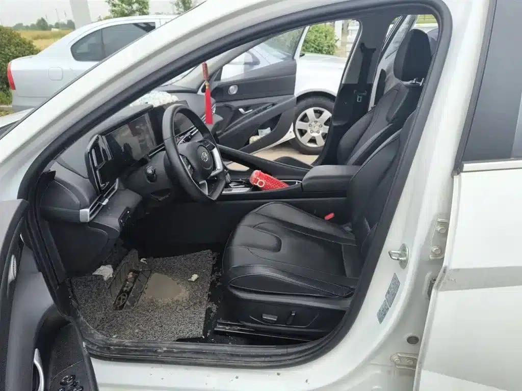 Hyundai Elantra 2022 1.5L CVT LUX Premium Edition — миниатюра 12