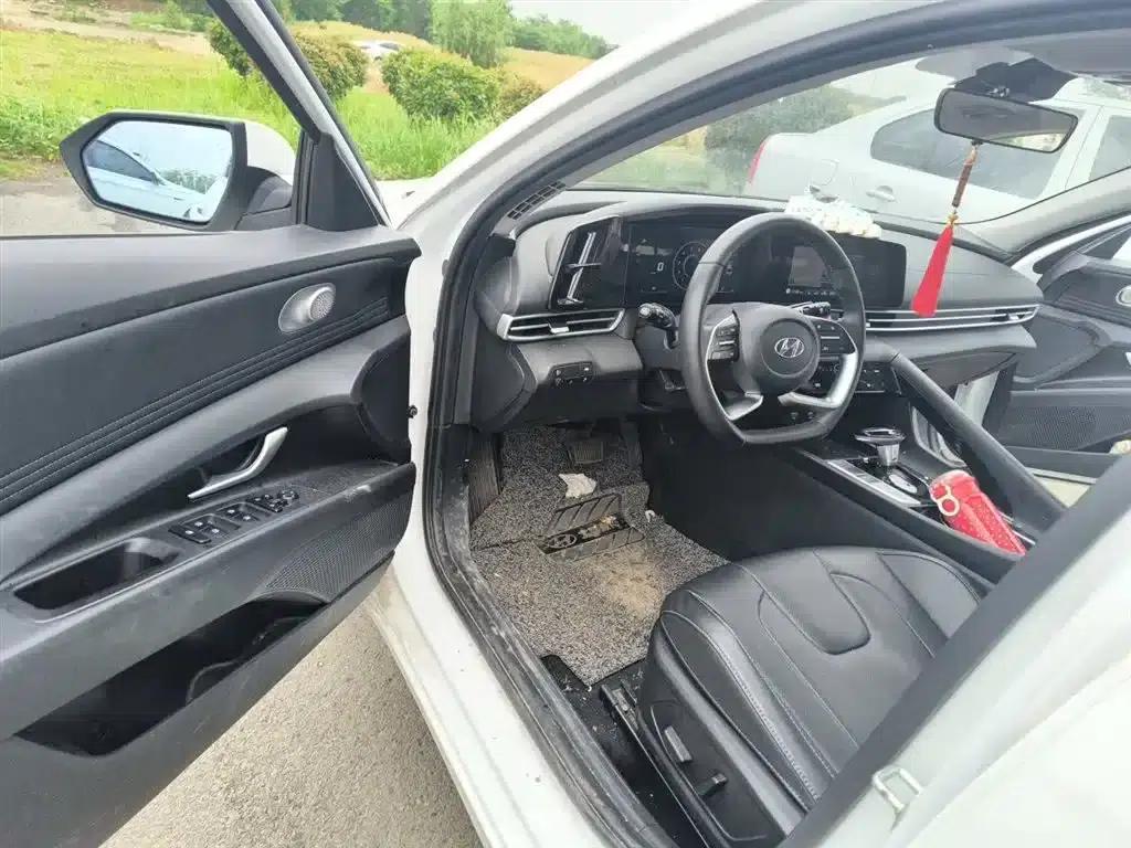 Hyundai Elantra 2022 1.5L CVT LUX Premium Edition — миниатюра 13