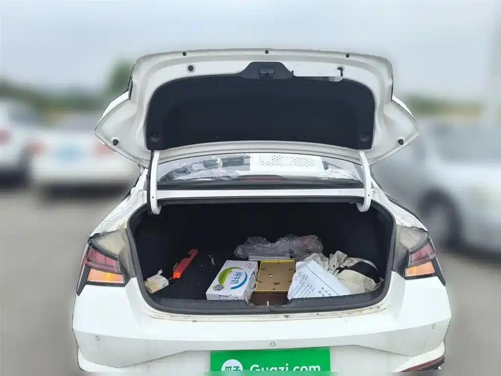 Hyundai Elantra 2022 1.5L CVT LUX Premium Edition — миниатюра 16