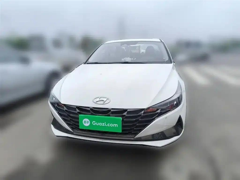Hyundai Elantra 2022 1.5L CVT LUX Premium Edition — миниатюра 3