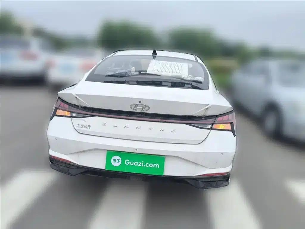 Hyundai Elantra 2022 1.5L CVT LUX Premium Edition — миниатюра 4