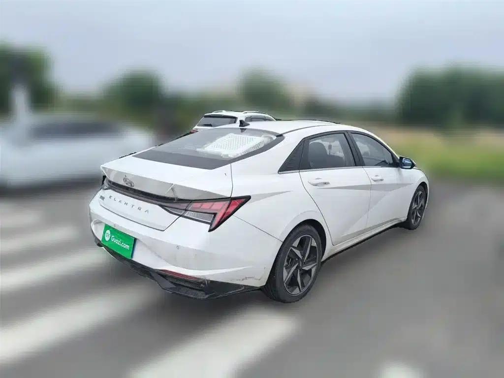 Hyundai Elantra 2022 1.5L CVT LUX Premium Edition — миниатюра 5