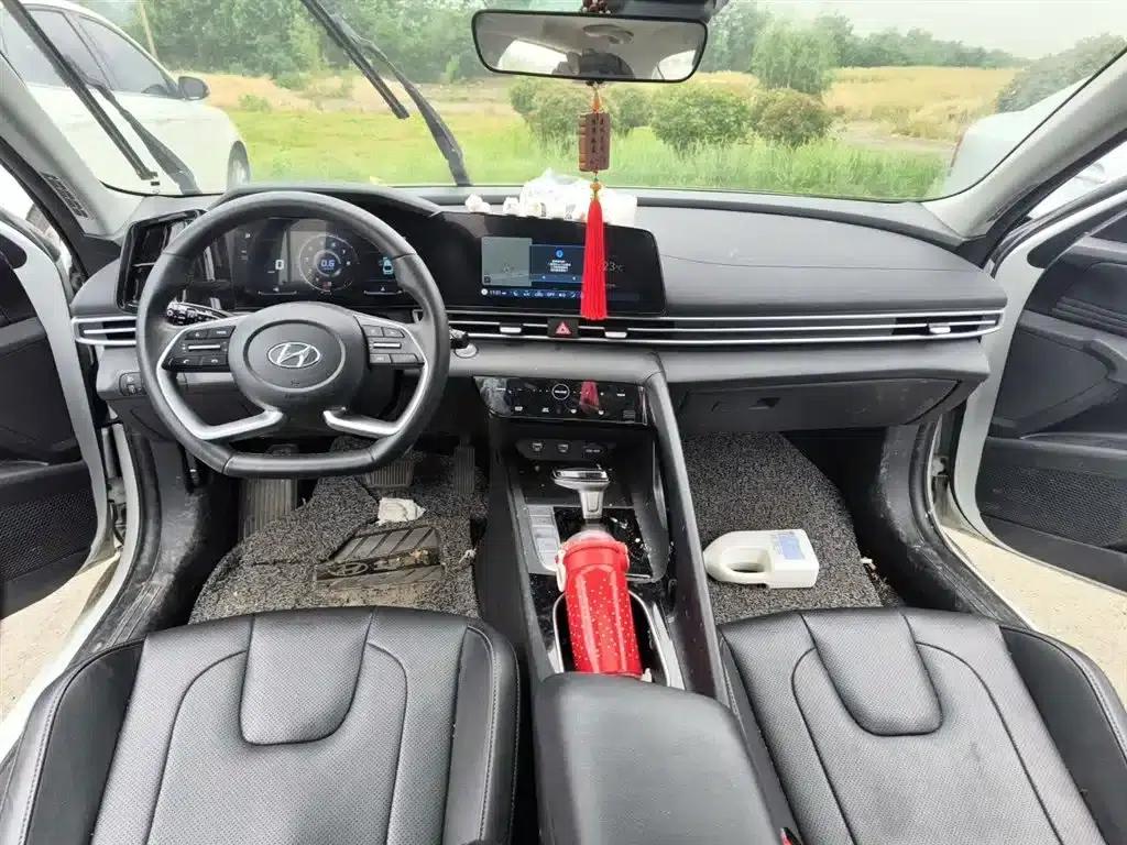 Hyundai Elantra 2022 1.5L CVT LUX Premium Edition — миниатюра 6