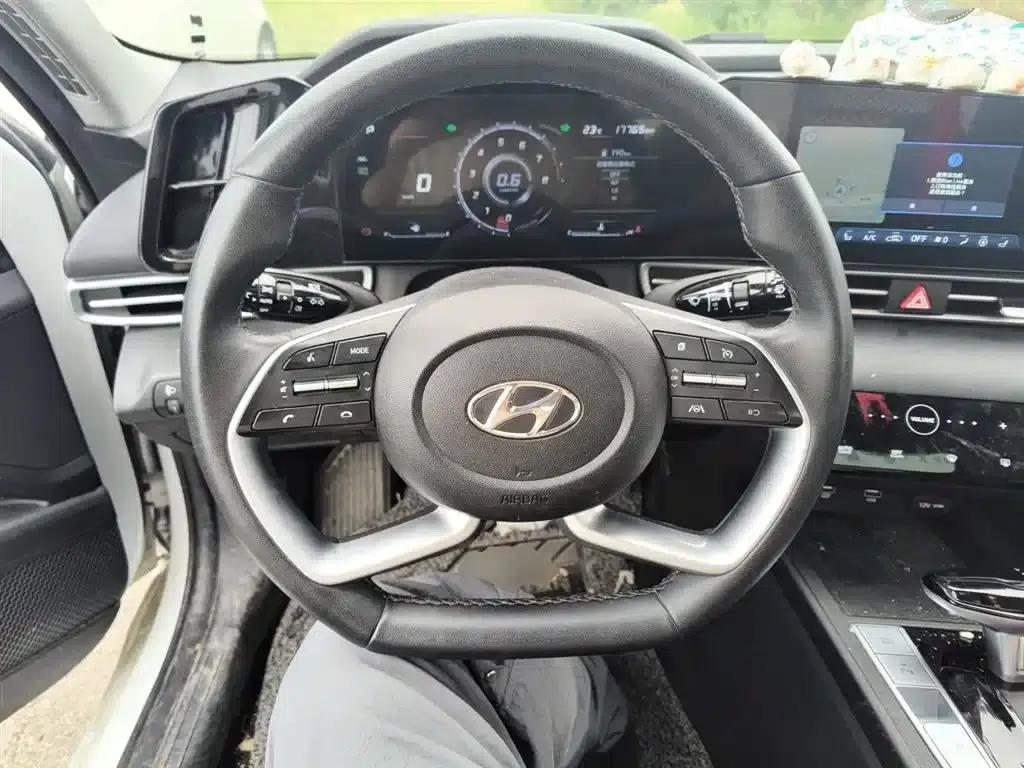 Hyundai Elantra 2022 1.5L CVT LUX Premium Edition — миниатюра 7
