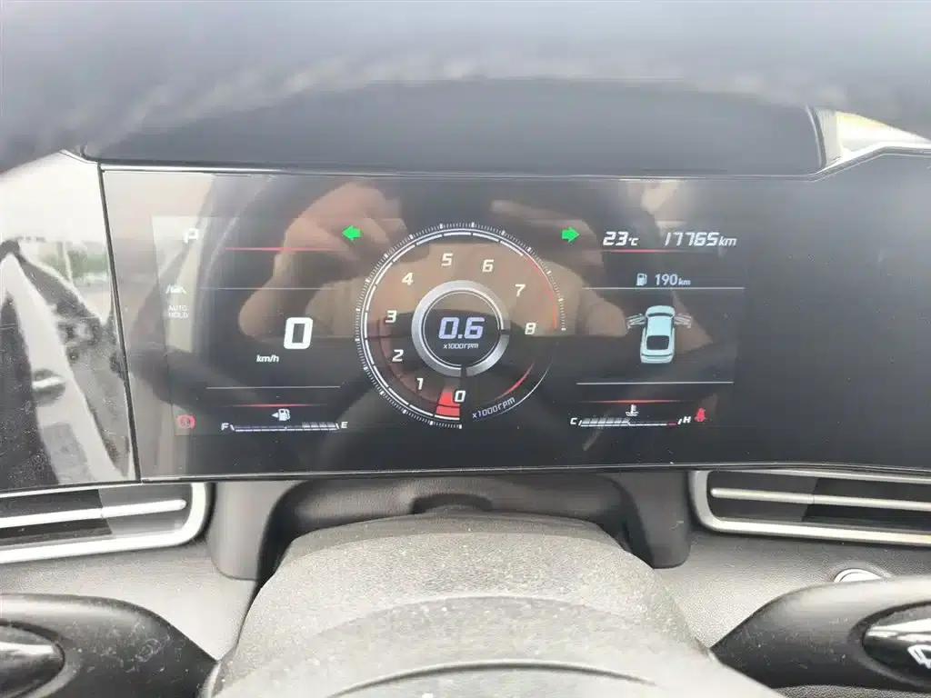 Hyundai Elantra 2022 1.5L CVT LUX Premium Edition — миниатюра 8