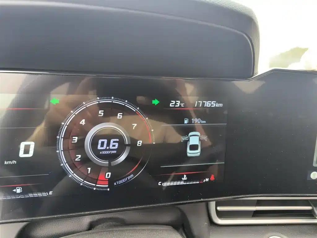 Hyundai Elantra 2022 1.5L CVT LUX Premium Edition — миниатюра 9
