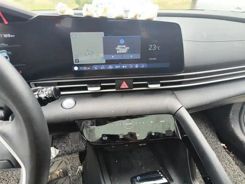 Hyundai Elantra 2022 1.5L CVT LUX Premium Edition — миниатюра 10