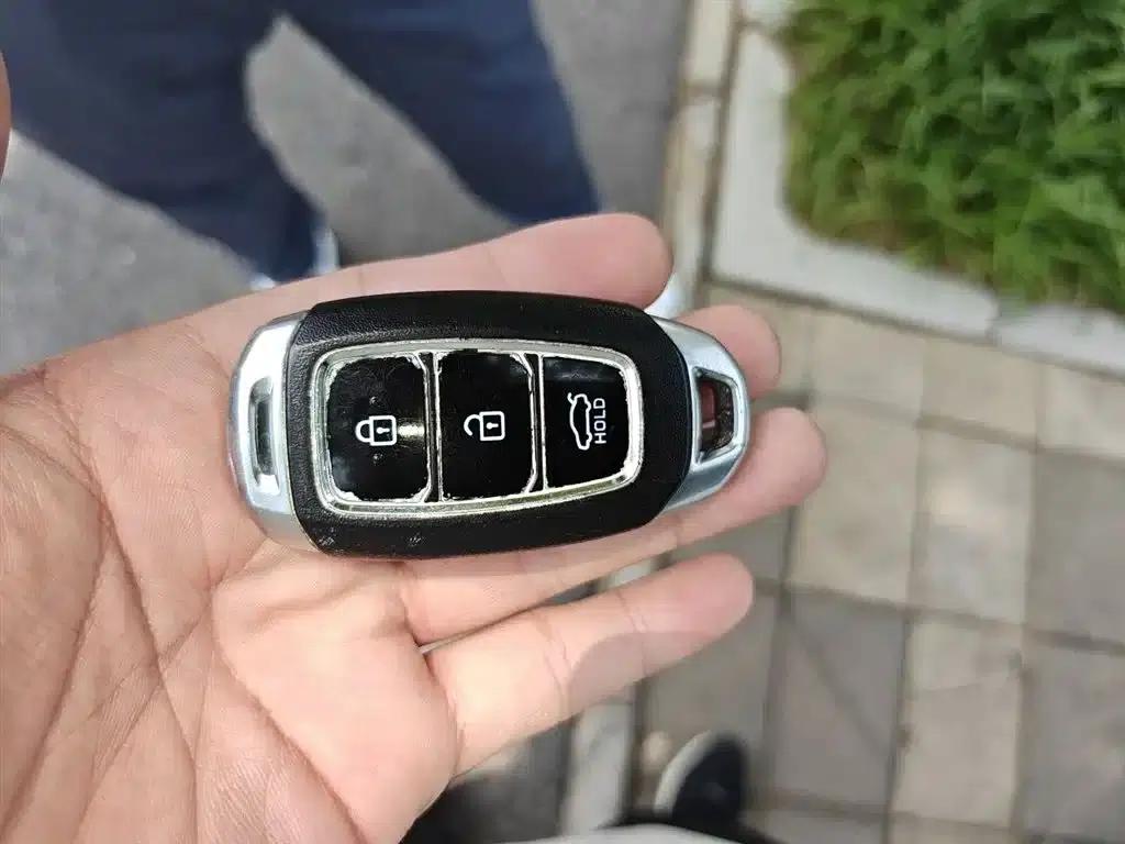 Hyundai Elantra 2021 1.5L CVT LUX Premium Edition — миниатюра 12