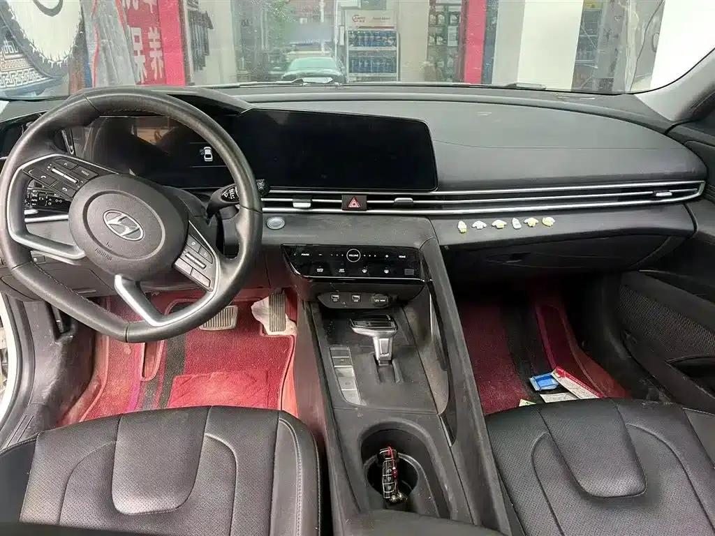 Hyundai Elantra 2021 1.5L CVT LUX Premium Edition — миниатюра 14