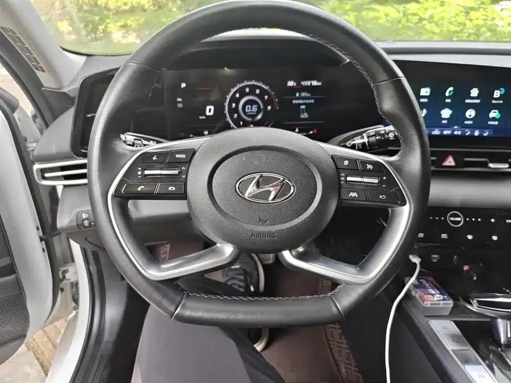 Hyundai Elantra 2021 1.5L CVT LUX Premium Edition — миниатюра 3