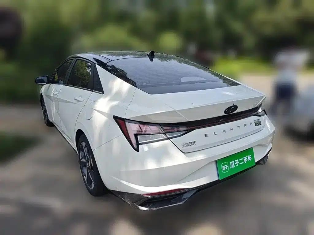Hyundai Elantra 2021 1.5L CVT LUX Premium Edition — миниатюра 25