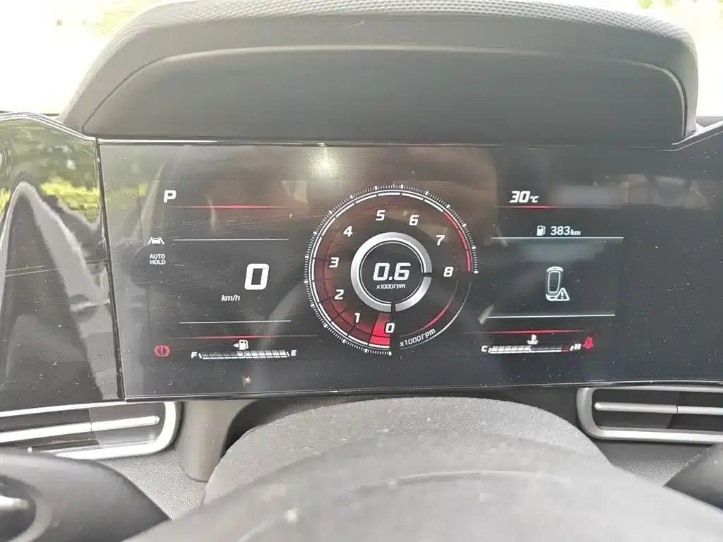 Hyundai Elantra 2021 1.5L CVT LUX Premium Edition — миниатюра 4