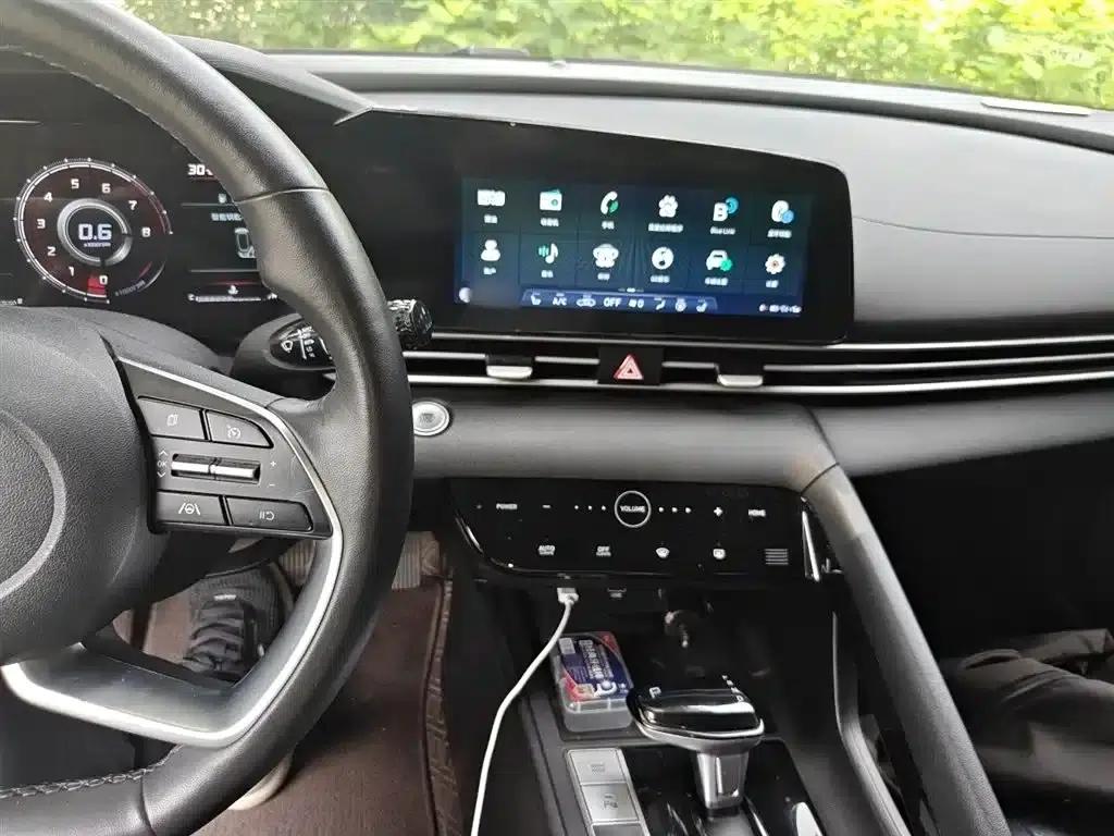 Hyundai Elantra 2021 1.5L CVT LUX Premium Edition — миниатюра 6
