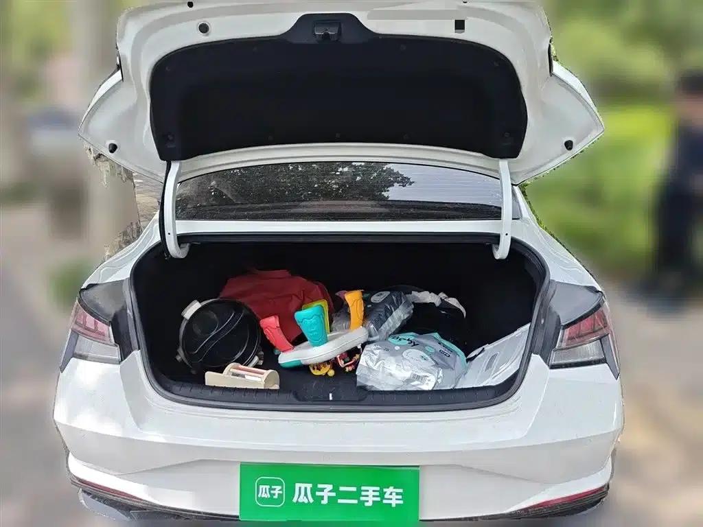 Hyundai Elantra 2021 1.5L CVT LUX Premium Edition — миниатюра 10