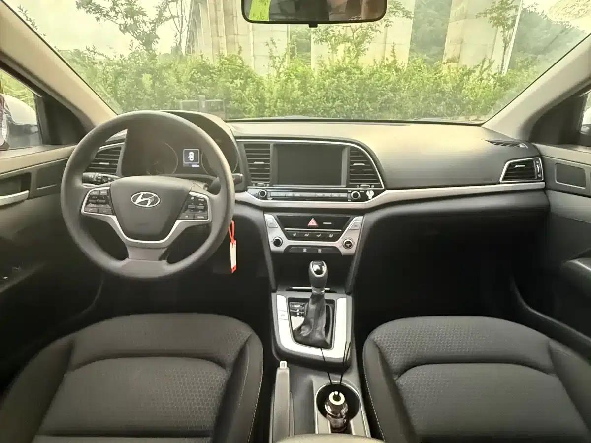 Hyundai Elantra 2016 1.6L Automatic Smart Elite Edition — миниатюра 14