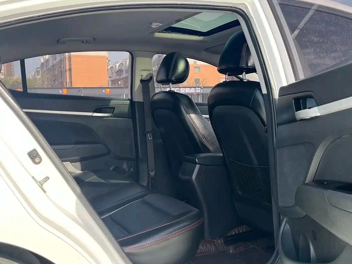 Hyundai Elantra 2016 1.6L Automatic Smart Elite Edition — миниатюра 17