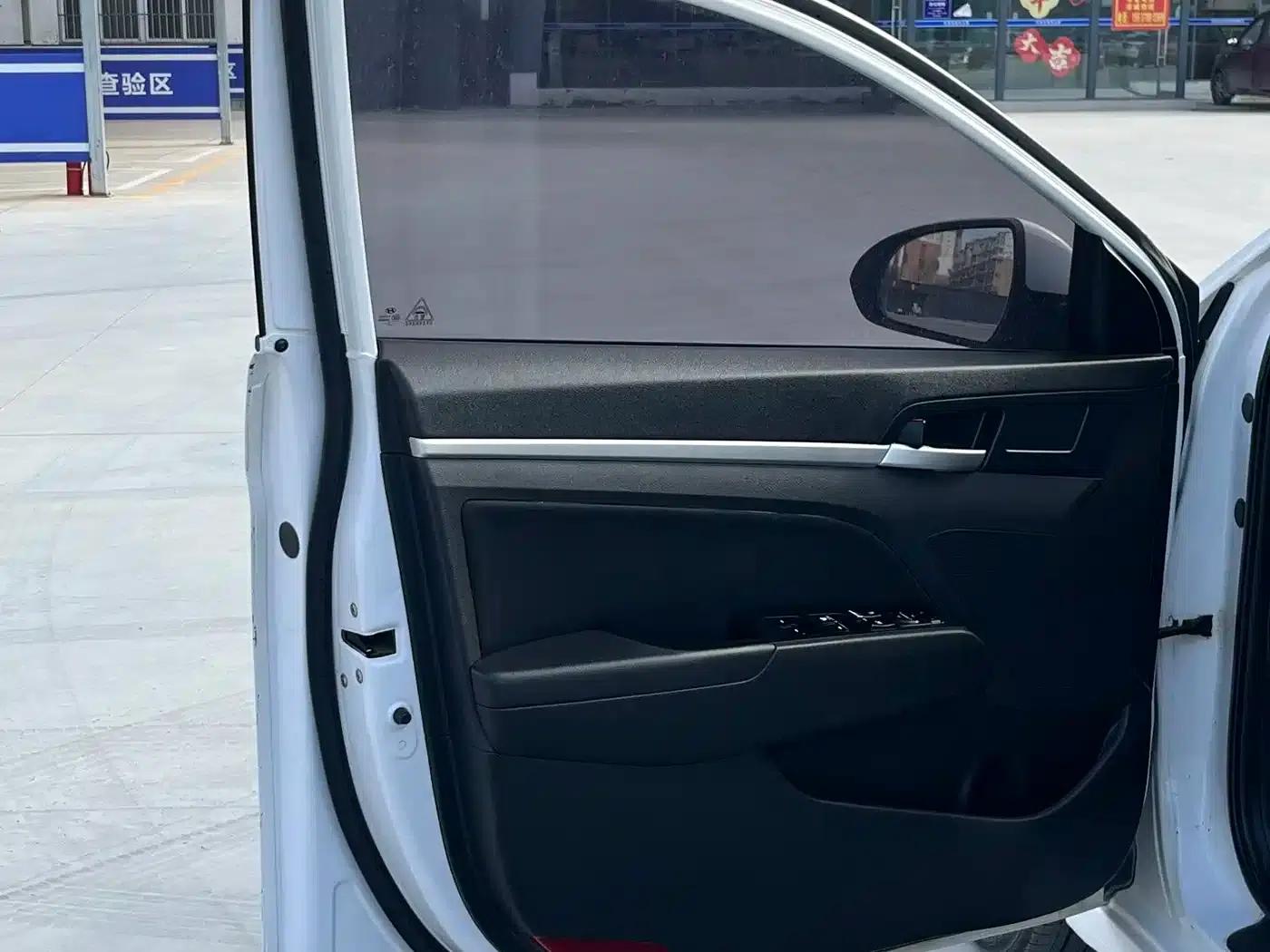 Hyundai Elantra 2016 1.6L Automatic Smart Elite Edition — миниатюра 8