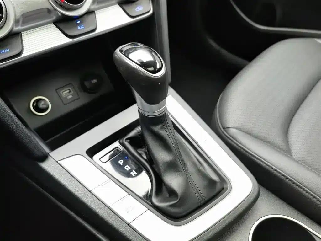 Hyundai Elantra 2019 1.5L CVT Smart Luxury Edition — миниатюра 13