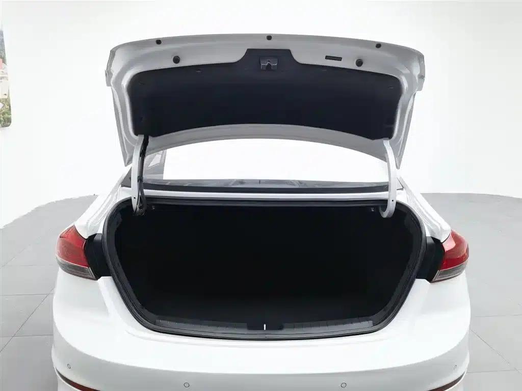 Hyundai Elantra 2019 1.5L CVT Smart Luxury Edition — миниатюра 16