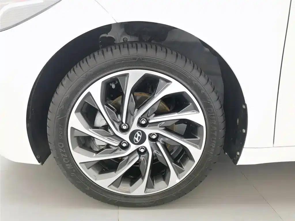 Hyundai Elantra 2019 1.5L CVT Smart Luxury Edition — миниатюра 17