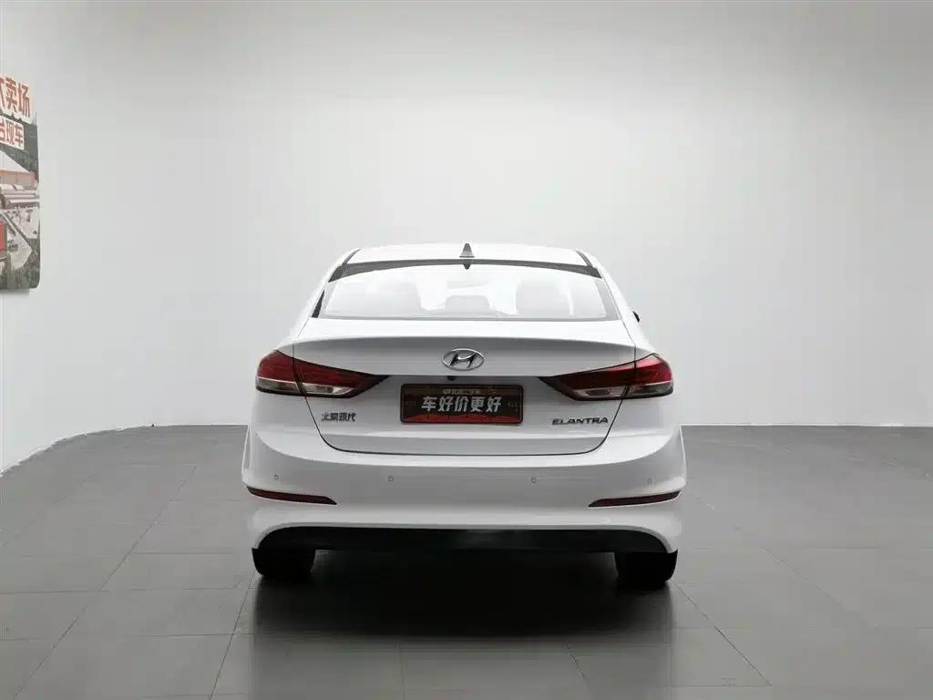 Hyundai Elantra 2019 1.5L CVT Smart Luxury Edition — миниатюра 4