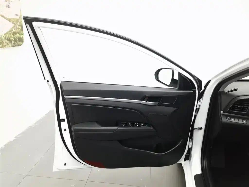 Hyundai Elantra 2019 1.5L CVT Smart Luxury Edition — миниатюра 8