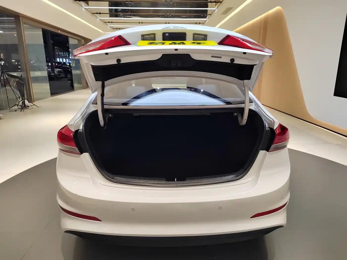 Hyundai Elantra 2020 1.5L CVT Smart Elite Edition — миниатюра 21