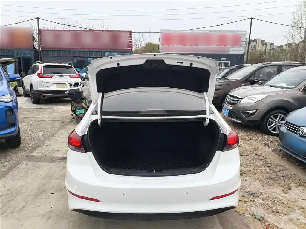 Hyundai Elantra 2018 1.6L Automatic 15th Anniversary Special Edition — миниатюра 15