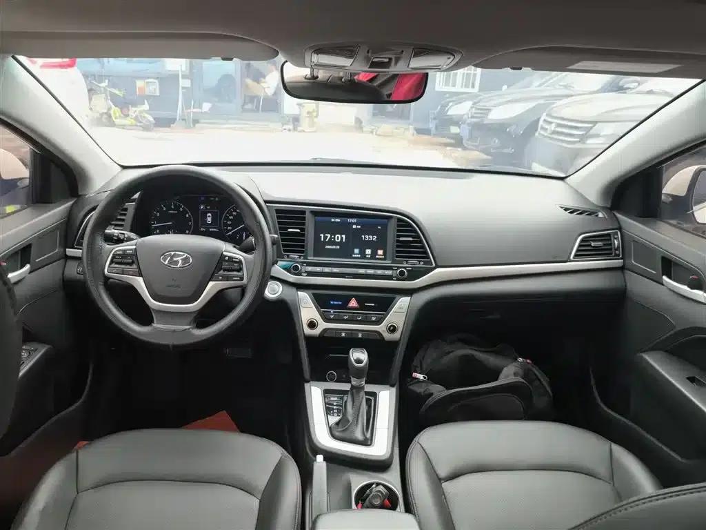 Hyundai Elantra 2018 1.6L Automatic 15th Anniversary Special Edition — миниатюра 6
