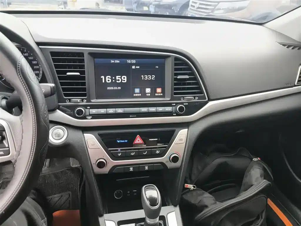 Hyundai Elantra 2018 1.6L Automatic 15th Anniversary Special Edition — миниатюра 9