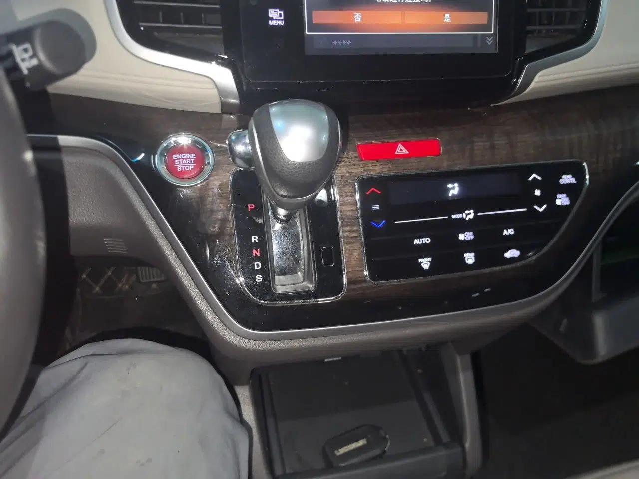 Honda Odyssey 2015 2.4L Smart Edition — миниатюра 15