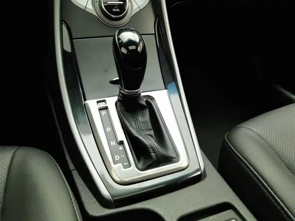 Hyundai Elantra 2015 1.6L Automatic Premium Edition — миниатюра 13