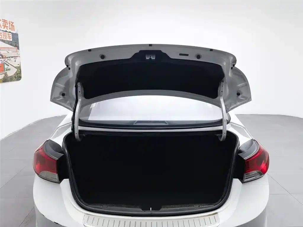 Hyundai Elantra 2015 1.6L Automatic Premium Edition — миниатюра 16
