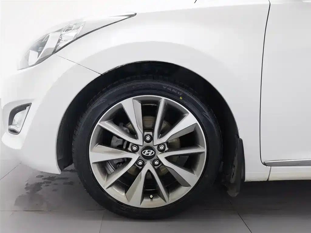 Hyundai Elantra 2015 1.6L Automatic Premium Edition — миниатюра 17
