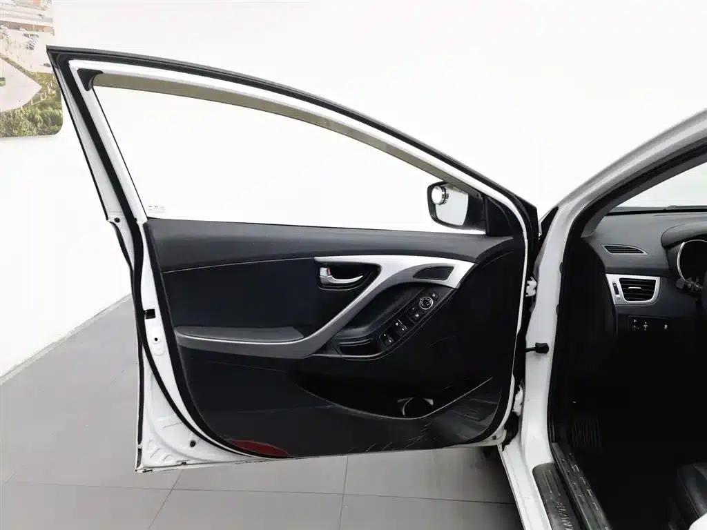 Hyundai Elantra 2015 1.6L Automatic Premium Edition — миниатюра 8