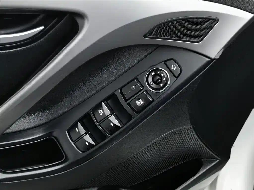 Hyundai Elantra 2015 1.6L Automatic Premium Edition — миниатюра 9