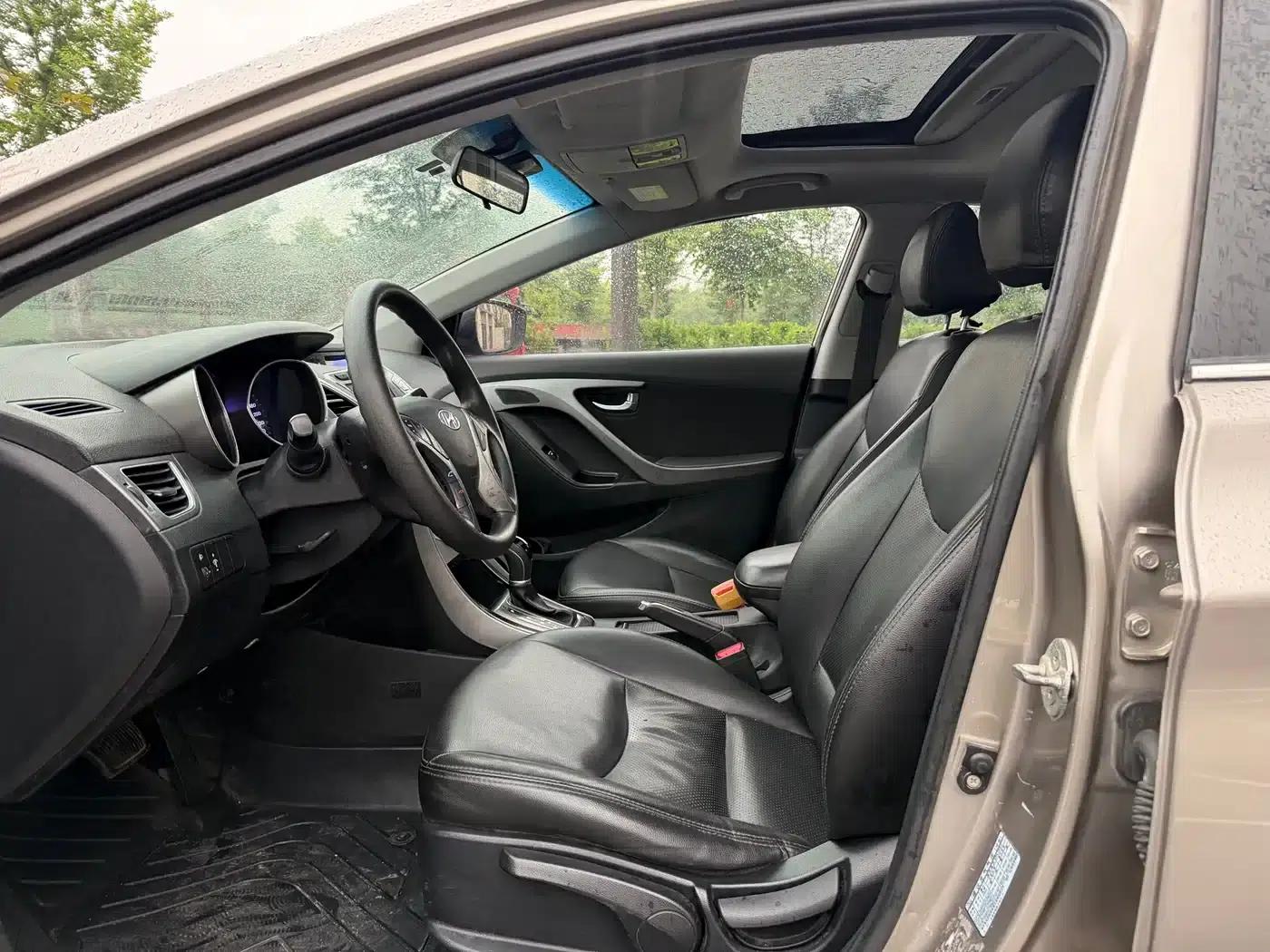 Hyundai Elantra 2015 1.6L Automatic Leading Edition — миниатюра 7