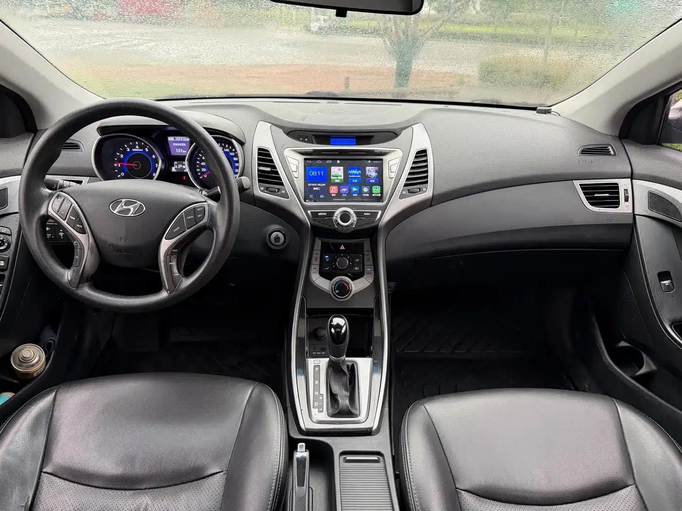 Hyundai Elantra 2015 1.6L Automatic Leading Edition — миниатюра 8