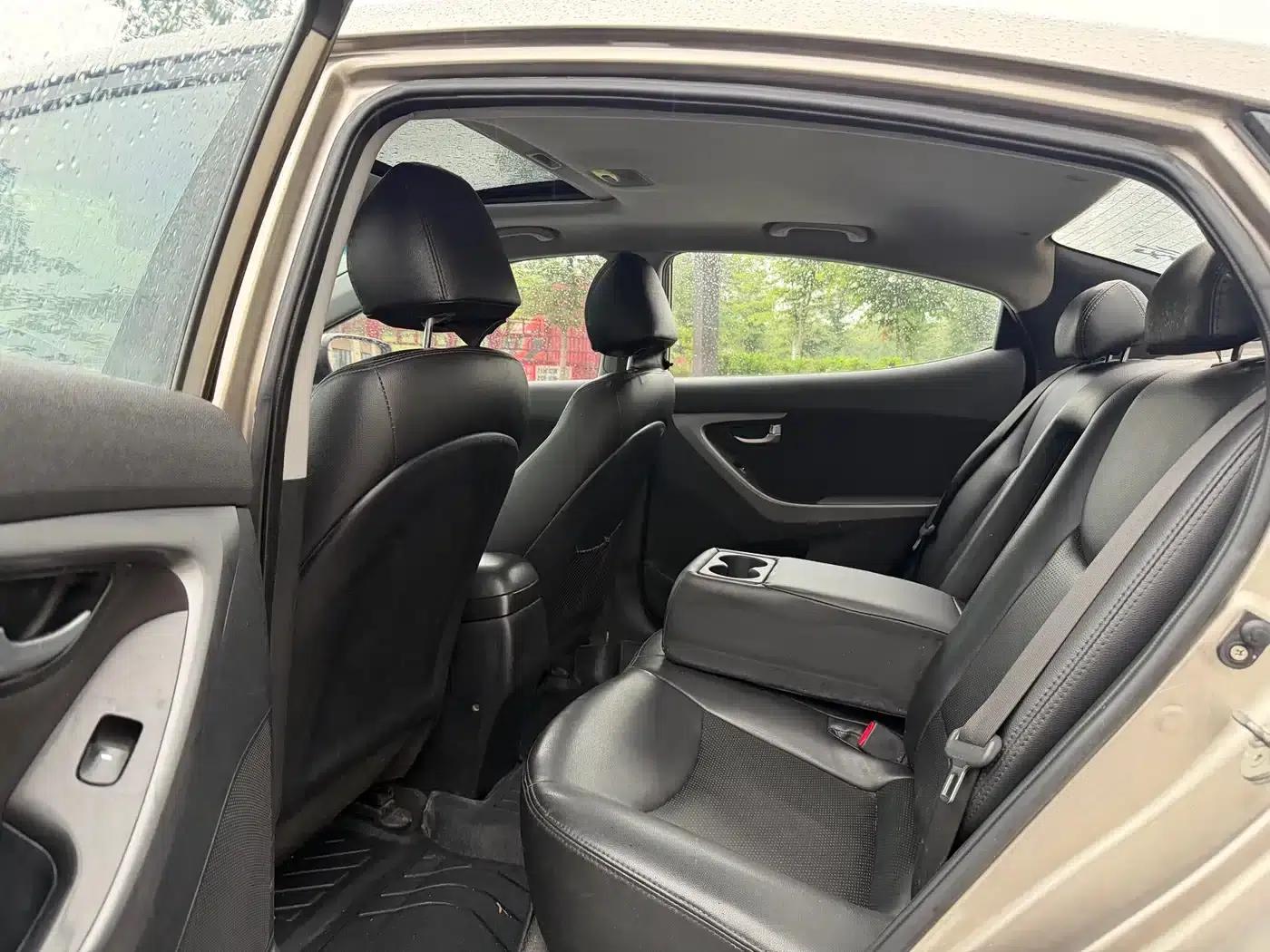Hyundai Elantra 2015 1.6L Automatic Leading Edition — миниатюра 9