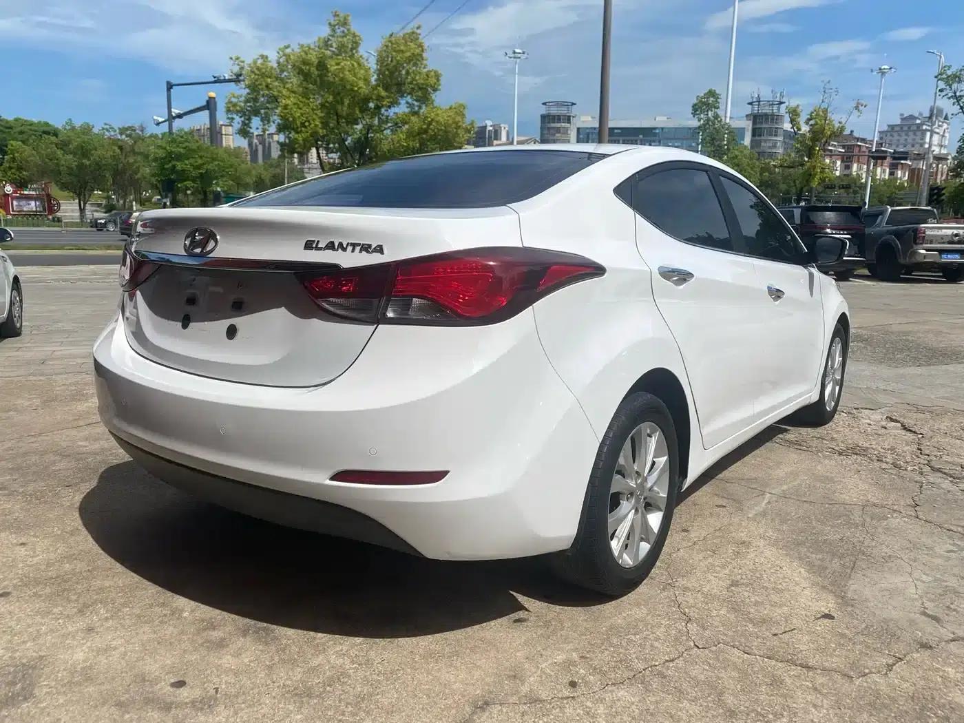 Hyundai Elantra 2016 1.6L Automatic Premium Edition — миниатюра 12