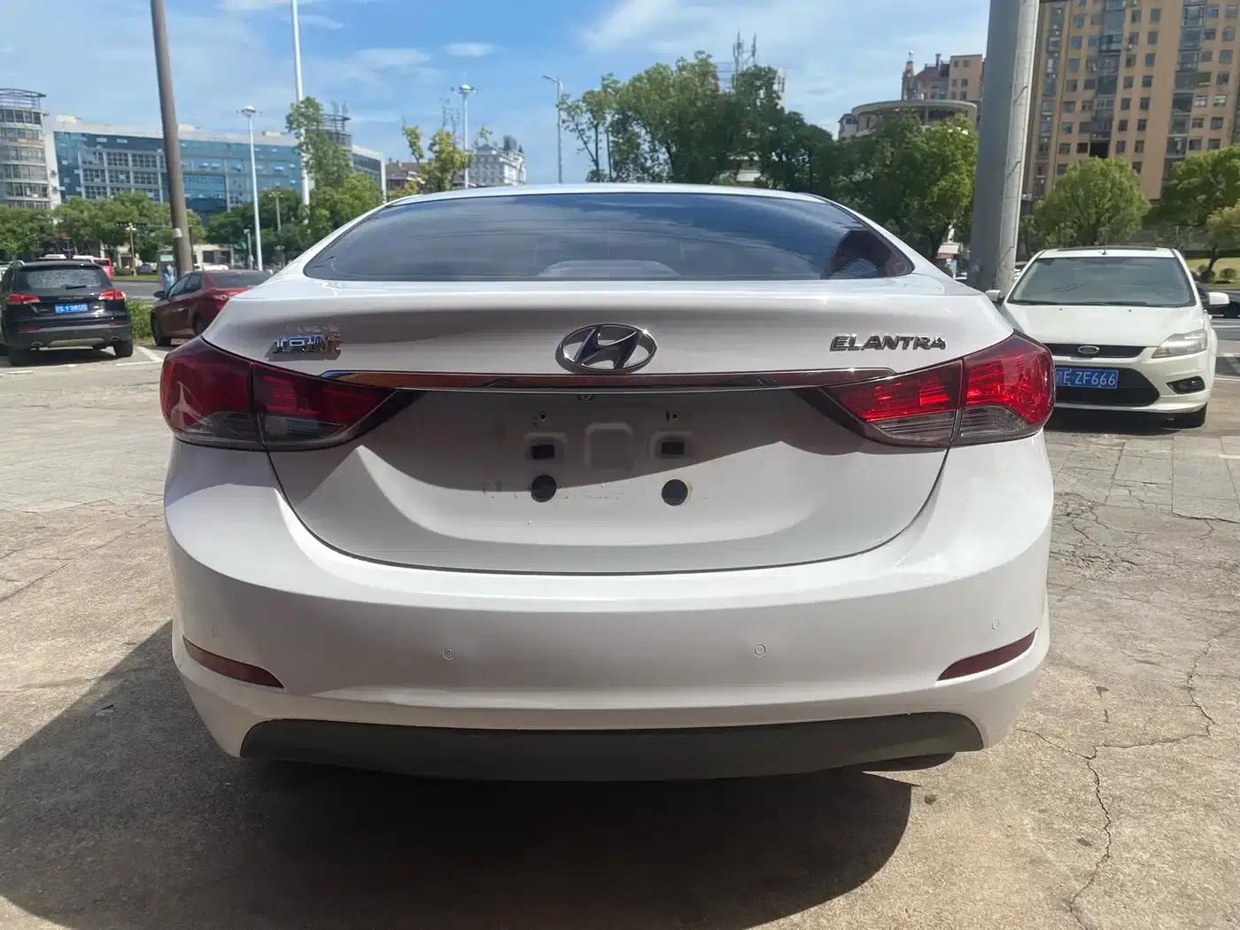 Hyundai Elantra 2016 1.6L Automatic Premium Edition — миниатюра 13