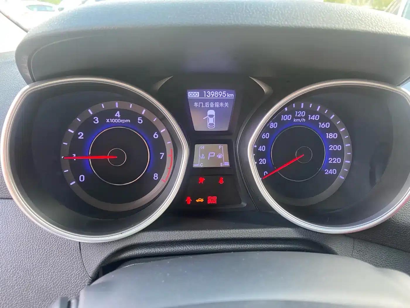 Hyundai Elantra 2016 1.6L Automatic Premium Edition — миниатюра 8