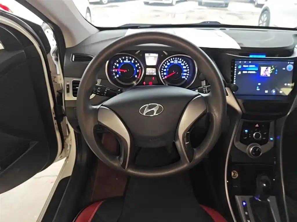Hyundai Elantra 2015 1.6L Automatic Leading Edition — миниатюра 11